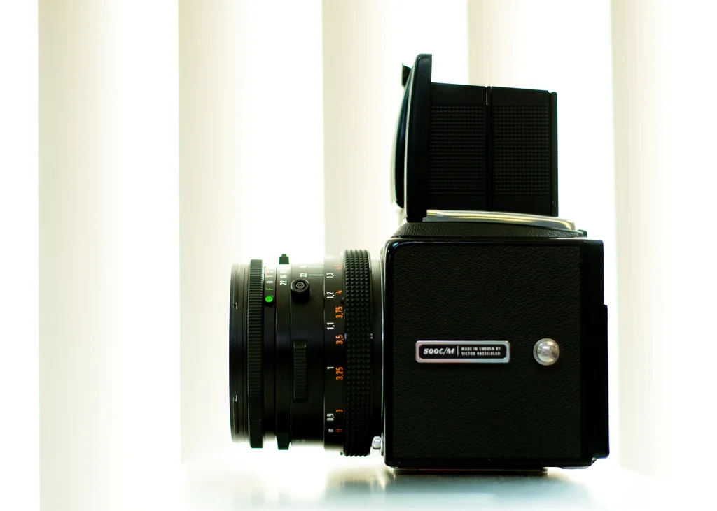 검은 핫셀블라드 500C/M 본체 옆면에 500C/M MADE IN SWEDEN BY VICTOR HASSELBLAD 명판이 붙어 있다