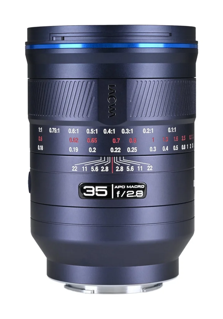 라오와 ACRIS 35mm f/2.8 AF 매크로 렌즈 측면, 경통에 배율·거리 눈금과 35 1/2.8 표기