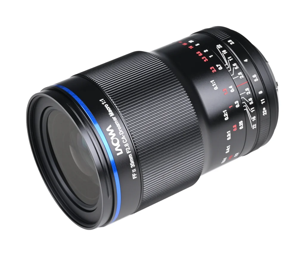 라오와 35mm F2.8 MF 버전 앞쪽 비스듬한 모습, 검은 경통에 CA-Dreamer Macro 1:1 표기와 조리개 눈금