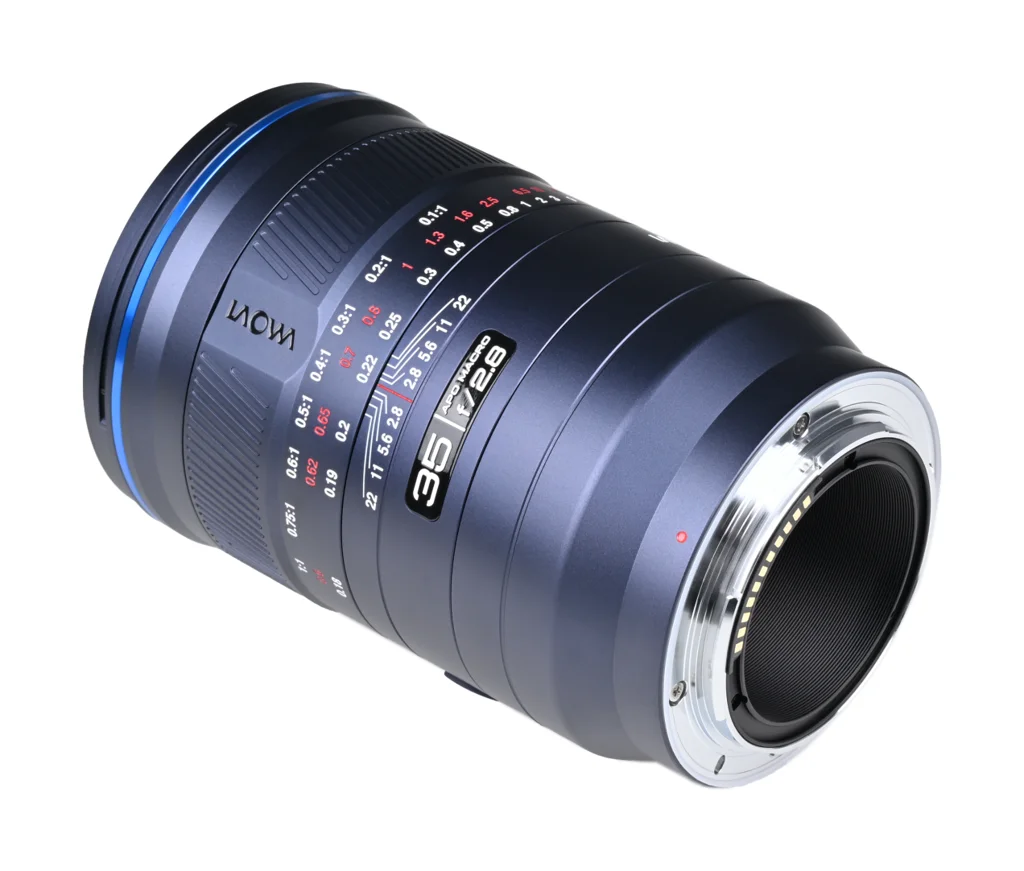 라오와 ACRIS 35mm f/2.8 니콘 Z 마운트 AF 버전 뒷면, 마운트 안쪽의 금색 전자 접점