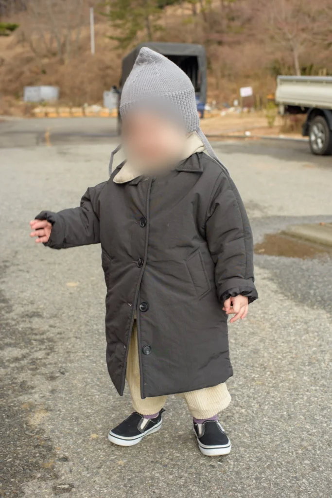 주차장에서 걷는 아이(세로 사진, 얼굴 가림)