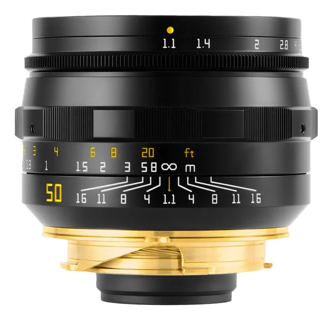 SHOTEN TRIBUTE 01 50mm F1.1 블랙 모델을 옆에서 본 모습, 금색 마운트와 거리·심도 눈금