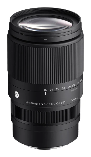 시그마 16-300mm F3.5-6.7 DC OS를 앞쪽에서 비스듬히 본 모습, 앞 렌즈와 줌 링·초점 링