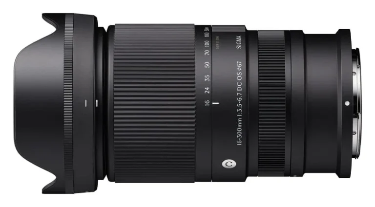 시그마 16-300mm F3.5-6.7 DC OS 니콘 Z판 옆모습, 꽃잎형 후드를 끼운 경통과 줌 링 눈금