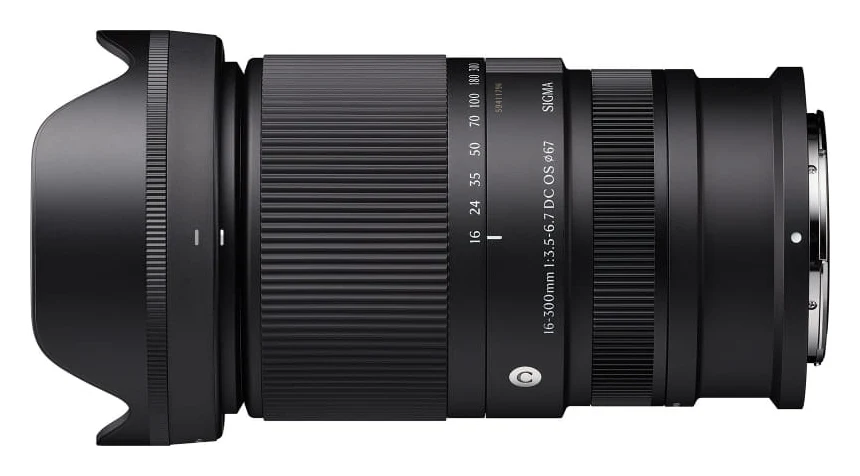 시그마 16-300mm F3.5-6.7 DC OS 니콘 Z판 옆모습, 꽃잎형 후드를 끼운 경통과 줌 링 눈금