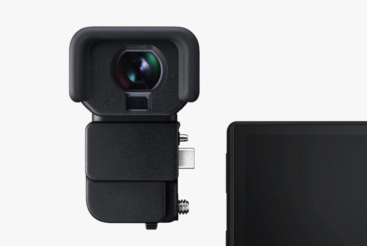 시그마 EVF-21 외장 전자식 뷰파인더, 접안 컵과 USB-C 플러그, 1/4인치 나사가 보인다