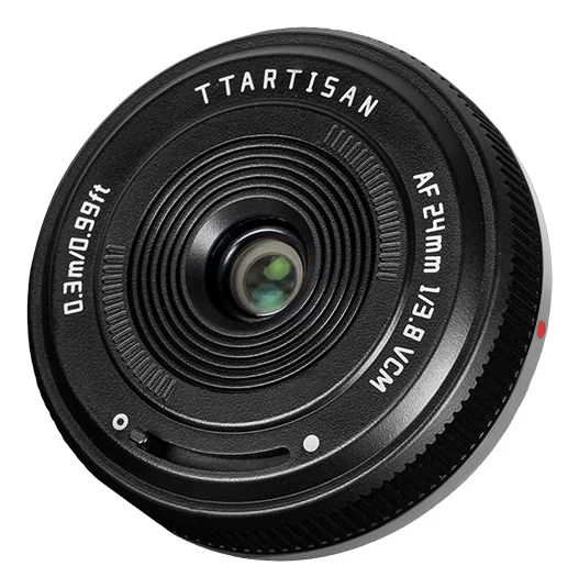 TTArtisan AF 24mm F3.8 mini 렌즈 앞면, 동심원 홈 가운데 작은 앞 렌즈와 TTARTISAN·AF 24mm 1/3.8 VCM 각인